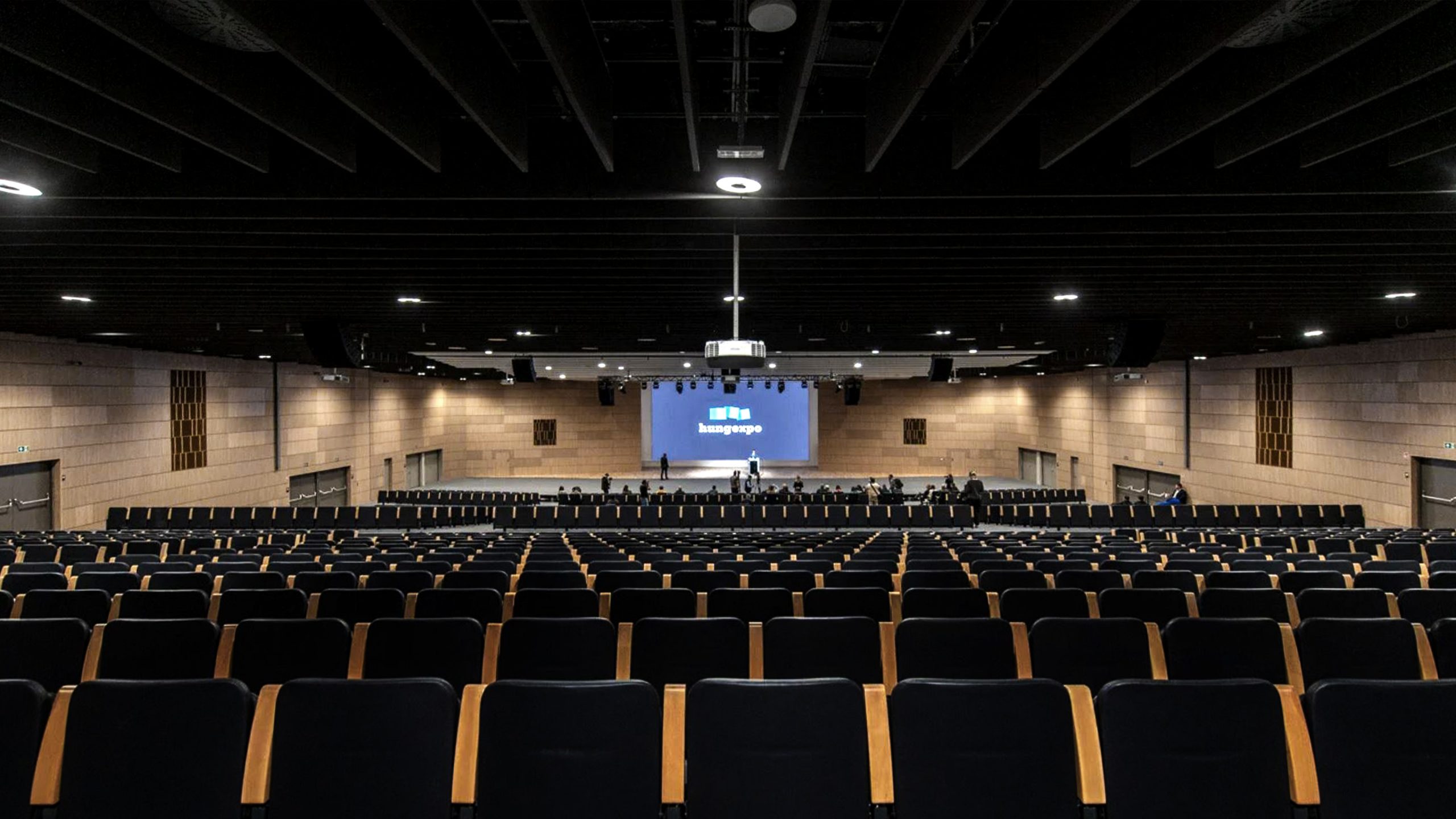 2000 fős plenáris terem. A terem Gala ülésrendszere könnyen és időhatékonyan átalakítható.