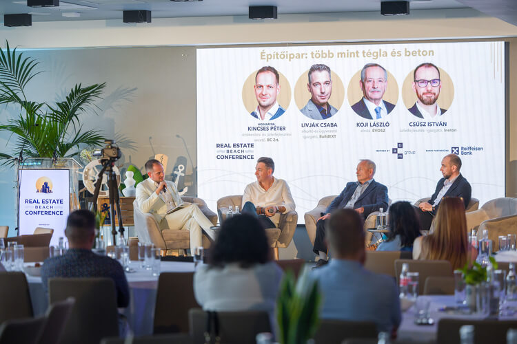 Építőipar: több mint tégla és betonkerekasztal a Real Estate Beach Conference 2026 konferencián. Résztvevők: Kincses Péter (Magyar Építők), Livják Csaba (BuildEXT), Koji László (ÉVOSZ), Csúsz István (INETON). Photo credit: Magyar Építők  